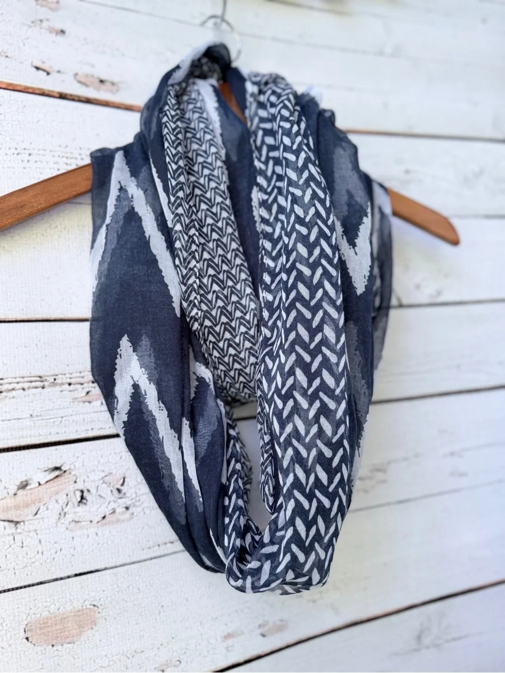 D&Y Black and White Geometric Infinity Scarf